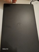 Laptop Dell uruchomiony do sprawdzenia działania