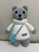 Miś z torebką zrobiony na szydełku