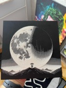 Obraz 3D: Zakochana Para na Górach z Księżycem, 20x20 cm