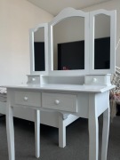 biała toaletka z lustrem marki bodzio