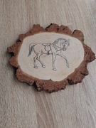 Konik. Dekoracja z drewna. Plaster drewna. Gruba  kora. Obrazek. 