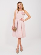 Pastelowa różowa koktajlowa sukienka z broszką RUE PARIS