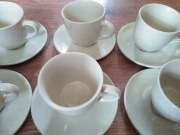 Filiżanki że spodkami i talerzyki