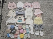 Używany zestaw czapek i skarpet dla niemowlaka 