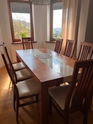 Stół z krzesłami i ławą 