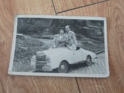 stare archiwalne zdjęcie z zabawka samochód dla dziecka - unikat