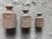 Stary żeliwny odważnik odważniki zestaw 2kg 1kg 0,5kg PRL loft