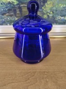 Szklana bombonierka z pokrywką – kobaltowe szkło – grawerowany wzór 