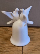 Biały dzwoneczek ptak gołąb figurka ceramiczna 10,5x10