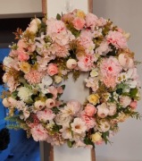 Wianek z wielu różowych kwiatów ok. 45 cm