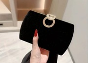 Aksamitna wizytowa kopertówka elegancka z ozdobą doczepiany łańcuszek