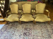 Sofa trzyosobowa i trzy fotele w stylu ludwikowskim. 