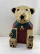 drewniany miś ręcznie malowany, kolorowa rzeźba, waga 464g, wysokosc 175mm