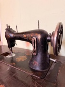 Maszyna Singer – złote zdobienia – retro, dekoracja, antyk