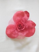 Kwiatek róża chińska z materiału broszka 12 cm malinowa