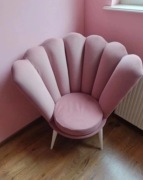 Różowy fotel ariel muszelka
