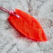 Fluo Fishboard | Naszyjnik z fluorescencyjnej żywicy | Deska surfingowa