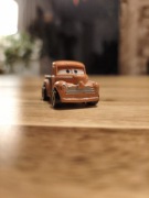 Autko z serii mini carsc Mattel Smokey Kazimierz szpachel