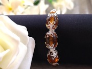 Bransoletka damska z herbacianymi koralikami i srebrnymi detalami