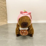 Maskotka kapibara w czapce dla dzieci 