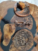 Trzy rzeźby z drewna 