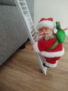 Mikołaj wchodzący po drabinie 