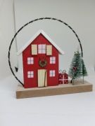 Nowa świąteczna dekoracja 15 cm – czerwony domek z choinką i prezentem