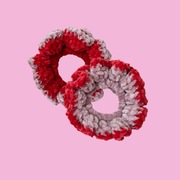 Ręcznie robione walentynkowe gumki scrunchie