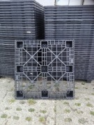 palety plastikowe,  wymiary 114cm x 114cm, 120 sztuk