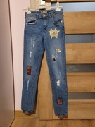 Jeansy Zara z naszywkami i przetarciami 