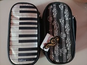 Piórniki klawiatura fortepianu i nuty. Zestaw dwóch sztuk.