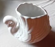 Ceramiczny wazon w formie łabędzia. 
