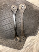 VW Jetta Mk6 2012 1.6 TDI – wachacz ramię belki tylnej (lewy + prawy)