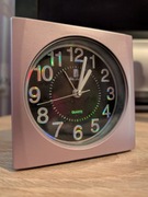 Fioletowo-szary zegar budzik tęczowe cyfry