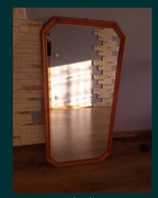 Lustro ścienne w drewnianej ramie