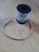 Łańcuch z koralami na szpuli