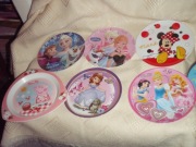 Talerzyki, kubeczki i miseczki dla dzieci - kolorowe wzory