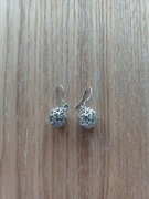 Wiszące kolczyki z ażurowym wzorem w kształcie serc w bardzo dobrym stanie