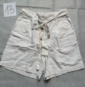 Białe spodneki krótkie z paskiem George r. 10 