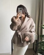 Krótki płaszcz ze sztucznym futerkiem, wiązany beżowy, NOWY