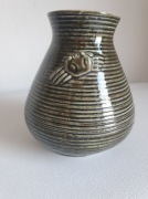 Wazonik  w prążki w kolorze zielono – oliwkowym