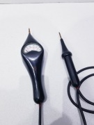 Stary kolekcjonerski woltomierz, miernik elektryczny 