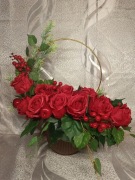 Kompozycja w kolorze czerwonym ze złotą obręczą 