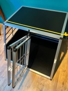 Aluminiowy kenel dla psa. W przypadku małych psów może być dwukomorowy.