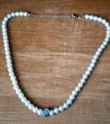 Koraliki białe z wstawką.