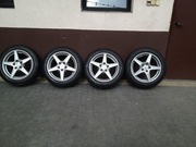 Felgi aluminiowe z oponami oraz czujnikami