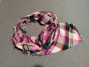 Trójkątna chusta w kolorową kratę z frędzlami