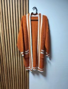 Pomarańczowy kardigan z białymi wstawkami 