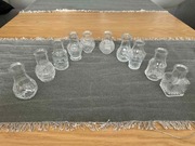 Wazoniki szklane niskie małe wazony