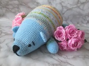 Zabawka amigurumi*Pluszak*Błękitny leżący miś w kolorowym sweterku*Handmade